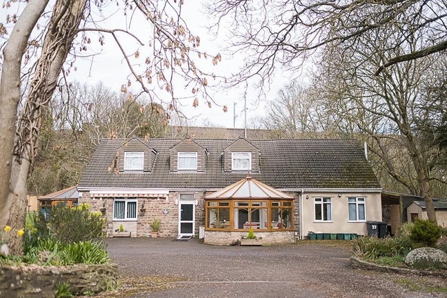 Beautiful rooms - female students only Main Photo