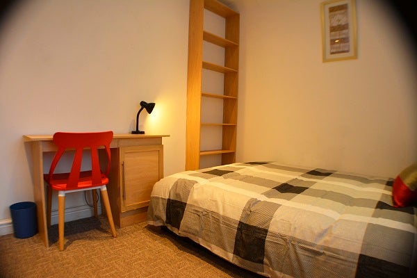 RARE vacancy -modern room in Trafford area Main Photo