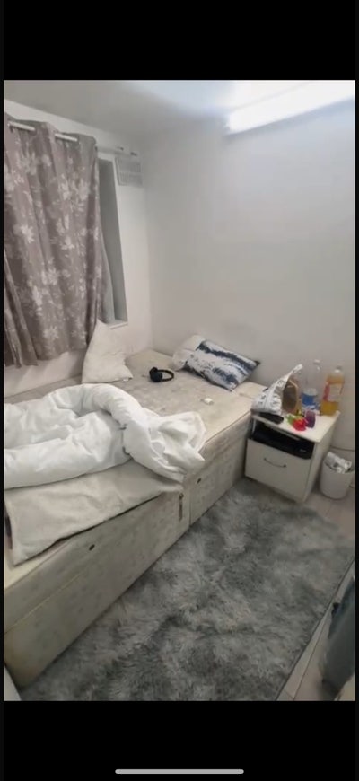 An Ensuite Room Available in HA8 Main Photo