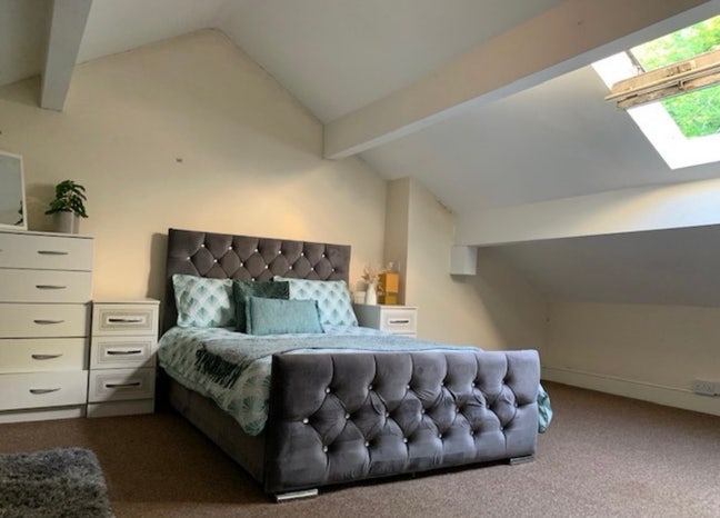 Huge Attic Room - No deposit  Main Photo