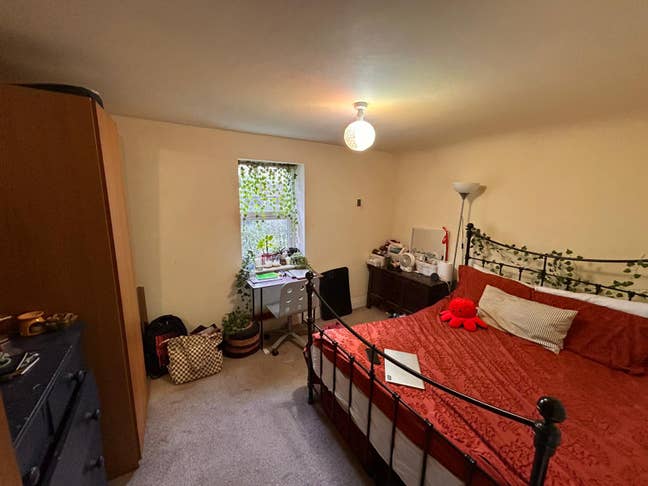 Good sized double bedroom available in Totterdown Main Photo