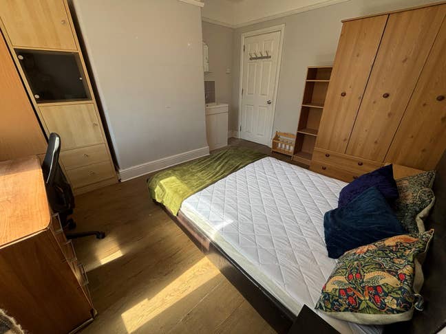 Double room in a shared house Main Photo