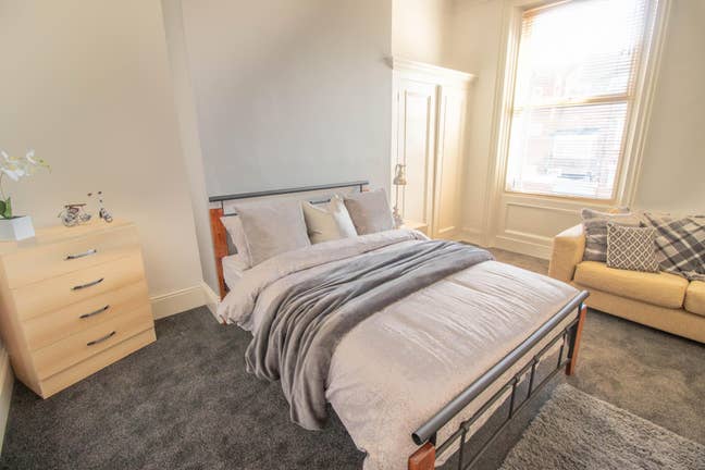 8 Bed House Share close to the city centre Main Photo