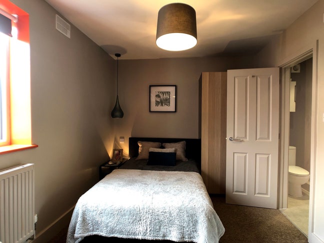 🚗 Great Motorway Connections.Close to WB studios Main Photo