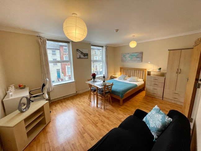 1 bed apartment , separate bathroom and kitchen  Main Photo