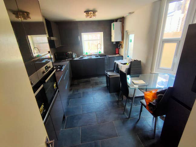 Double room available in E15 Main Photo