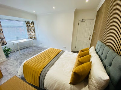 Double Room with off Road Parking Main Photo