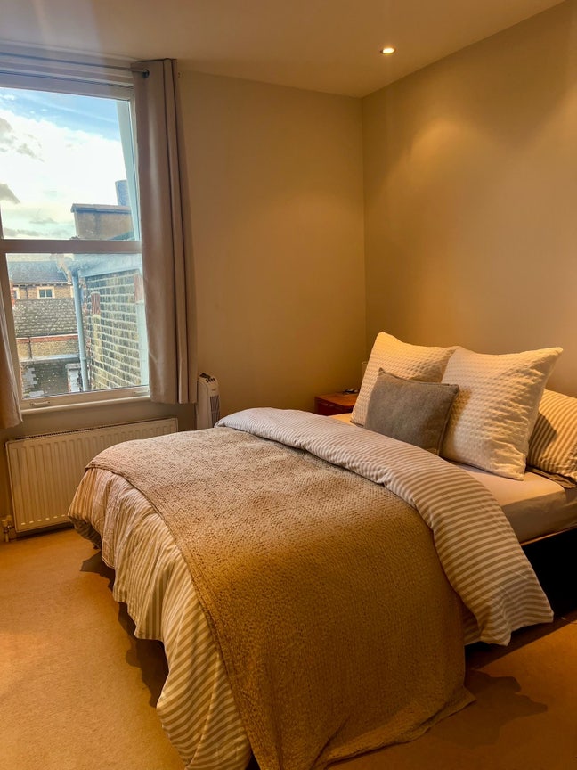 Lovely Bright Flat on Queenstown Road Main Photo