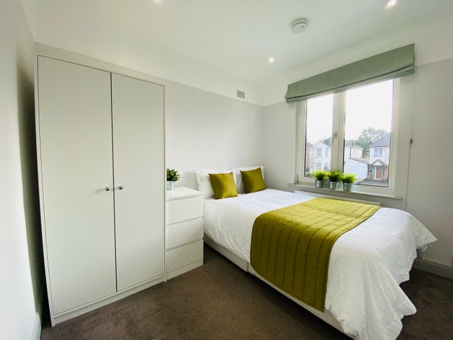 Beautiful Room in Modern House Share  Main Photo