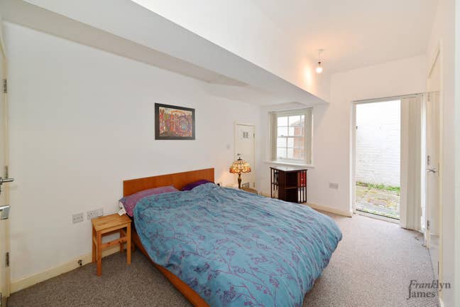 Central London self-contained flat sublet, E14 Main Photo