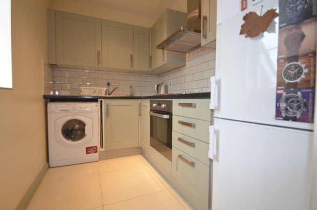 Large Studio Close to Hanger Lane Main Photo