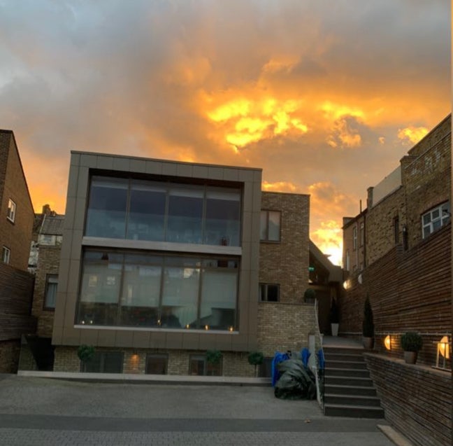 Amazing mews flat hidden on Northcote Road Main Photo