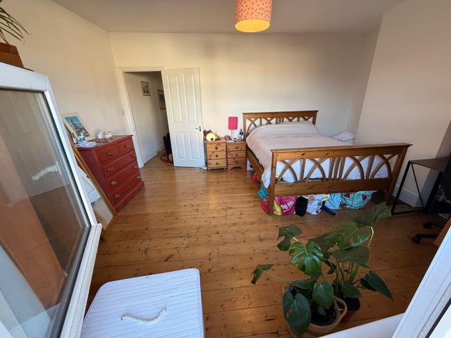 Double room in spacious terrace Main Photo