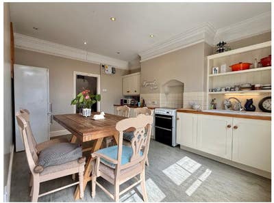 Lovely Double Room available in heart of Totnes Main Photo