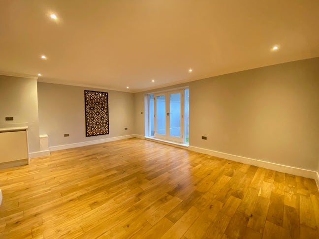 **2 Bed Apartment** Ealing Broadway** W5  Main Photo