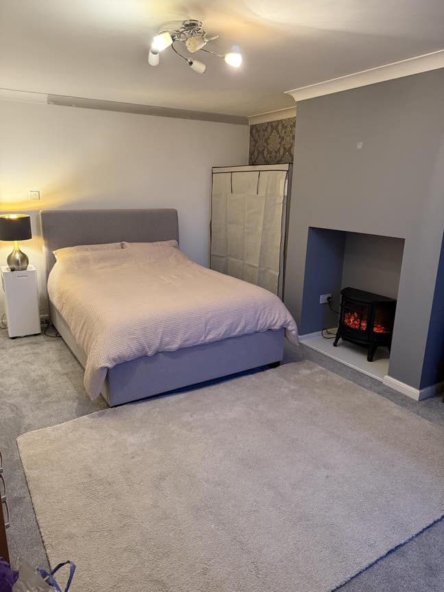 Large king size  Room  Main Photo