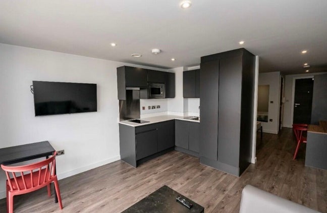 Studio available for immediate move in city centre Main Photo