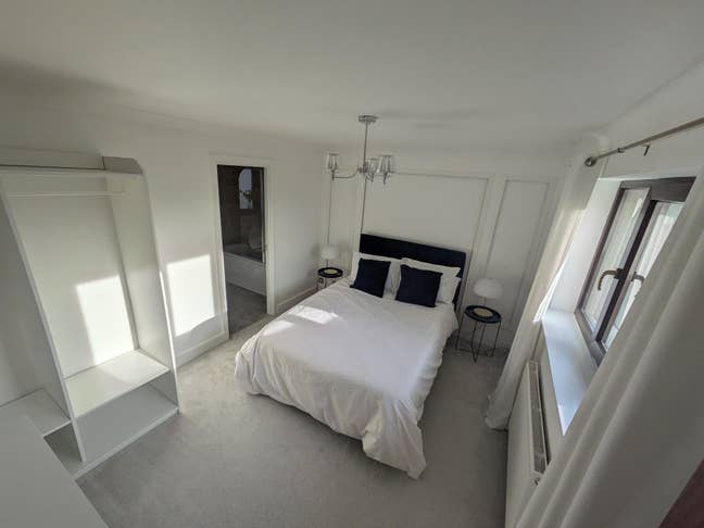  Sunny Double En-Suite Room – Downhead Park, MK Main Photo