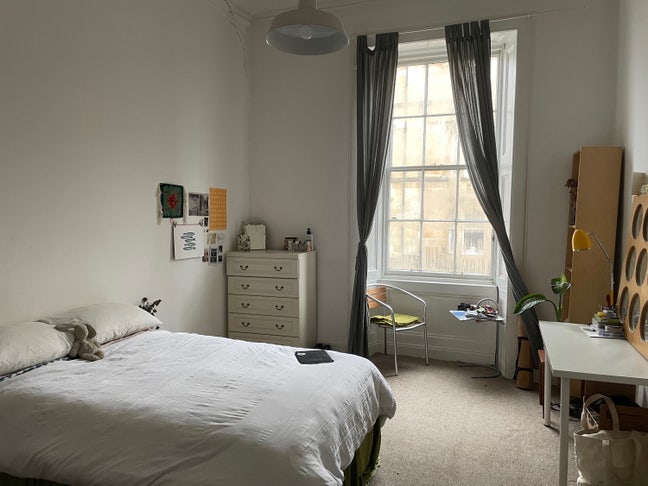 Large West End room with three lovely housemates  Main Photo