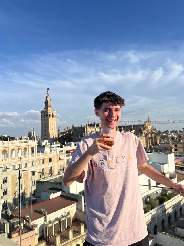 24, Full-time work - Easy going, quiet, clean Main Photo