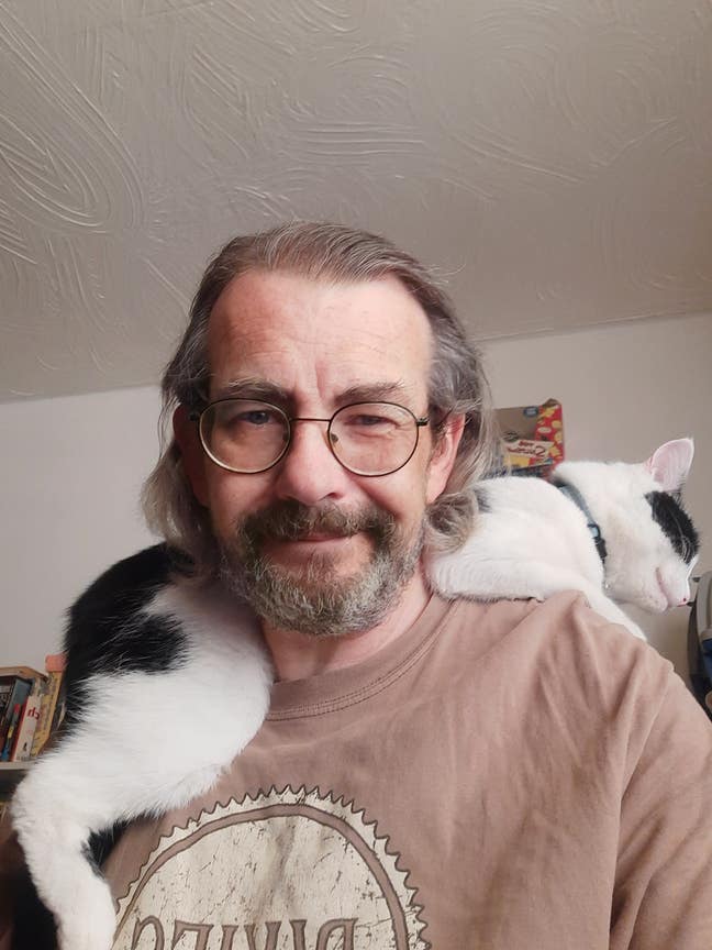 Looking for an older flatmate to find new flat/hou Main Photo