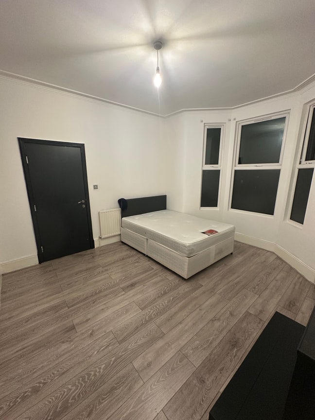 Large Double Room With Bay Window- Near Leyton STN Main Photo