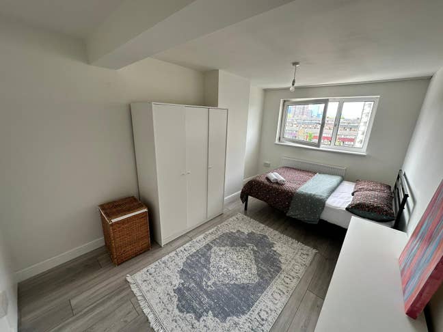 Large Double Room in Poplar, E16 Main Photo