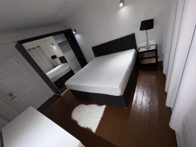 1 Bedroom Superkingsize Bed LARGE room. Main Photo