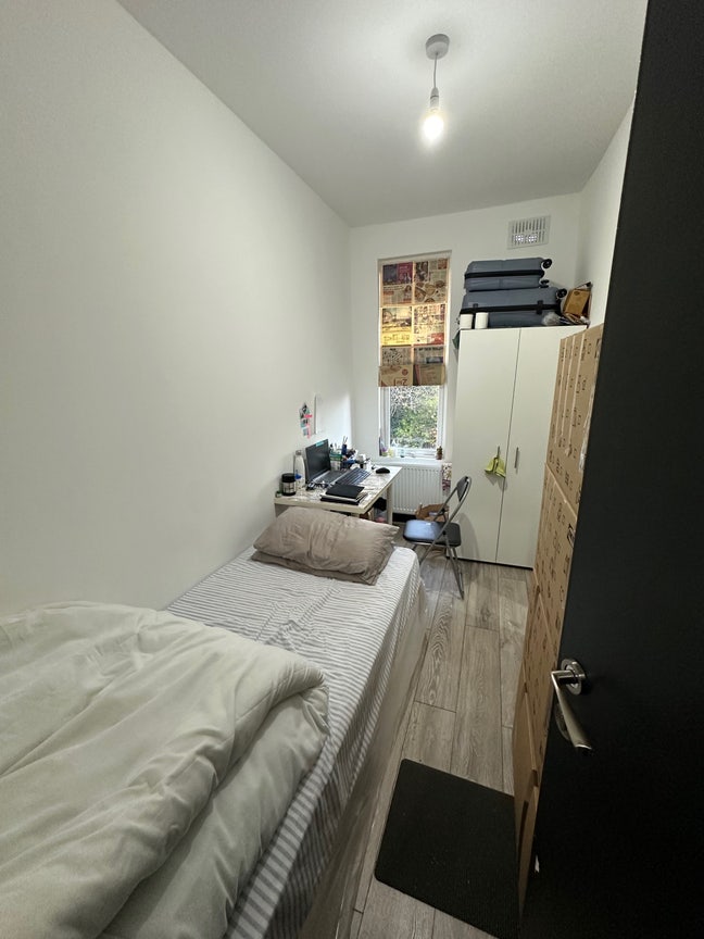 Large Single Room- Near Leyton Station  Main Photo