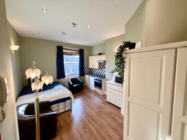 Self-contained single studio in Chiswick Main Photo