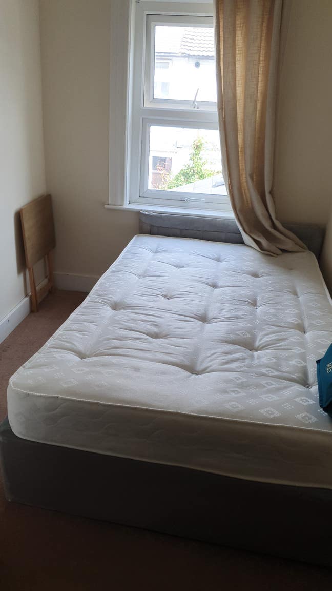 One room for rent Main Photo