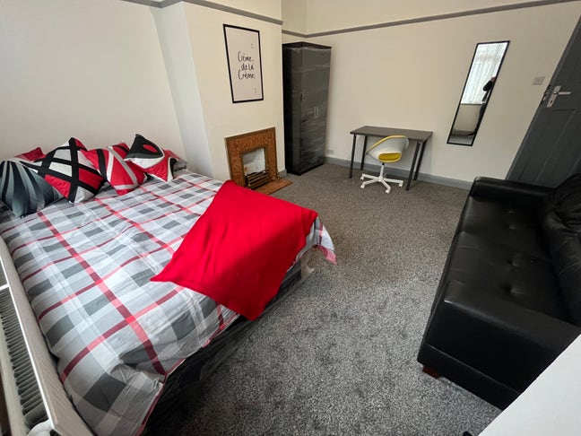 Large Double Room - 10 min Walk to Northern Line Main Photo