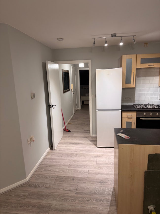 Newly refurbished 2 bedroom apartment for rent Main Photo