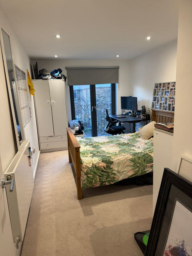 Large first floor flat with balcony in Oval  Main Photo