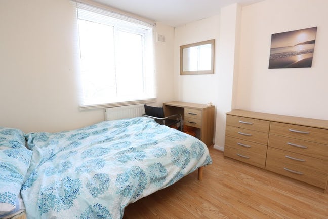 Spacious Double in Bright Bow Flat Main Photo