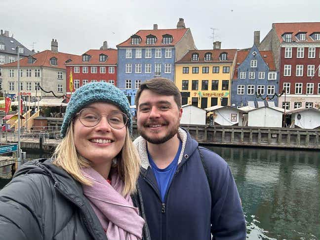 Early 30s Kiwi Couple looking for a room  Main Photo