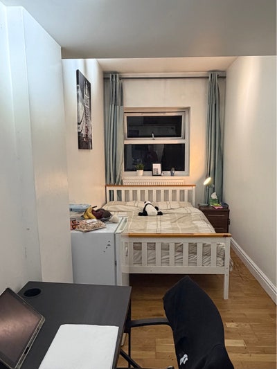 Double with own bathroom opposite Tube/Westfield Main Photo