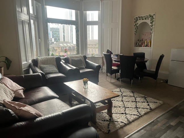 City centre double room with four sociable girls Main Photo