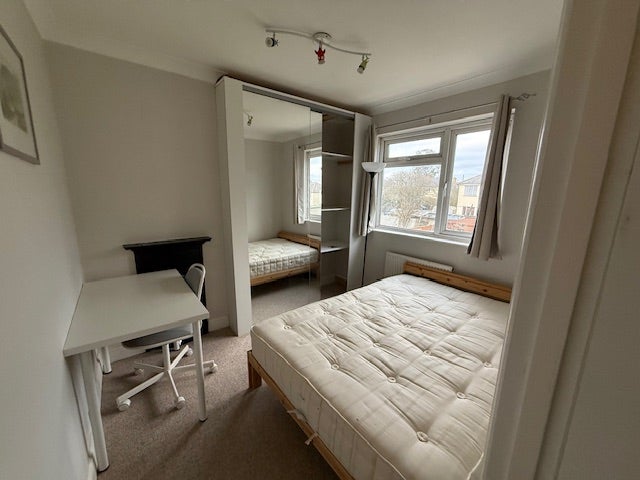 Short term room, quiet area, 5 mins walk from tube Main Photo