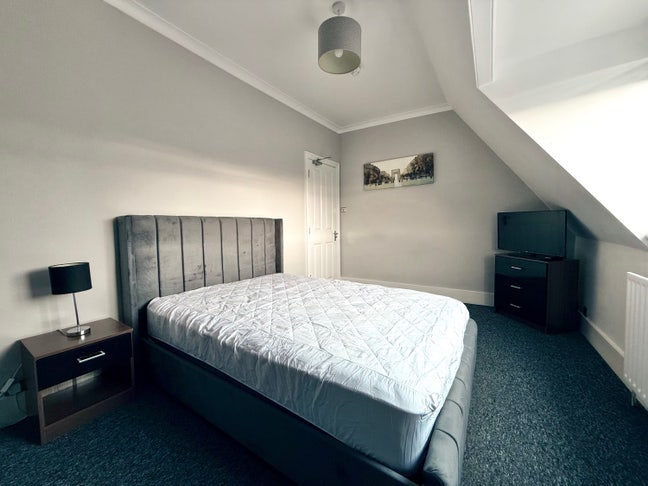 Large private room near beach and town centre Main Photo