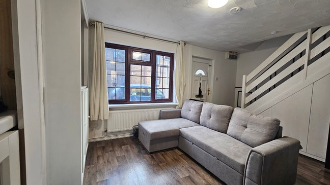 2 Bedroom House Central| Fully Furnished | Garden  Main Photo