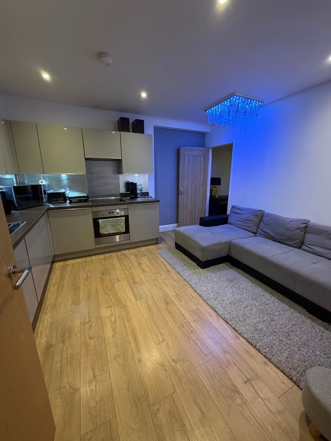 Lovely 2 bedroom flat with private garden  Main Photo