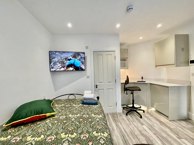 Luxe En-suite double room - Walk to two Stations  Main Photo