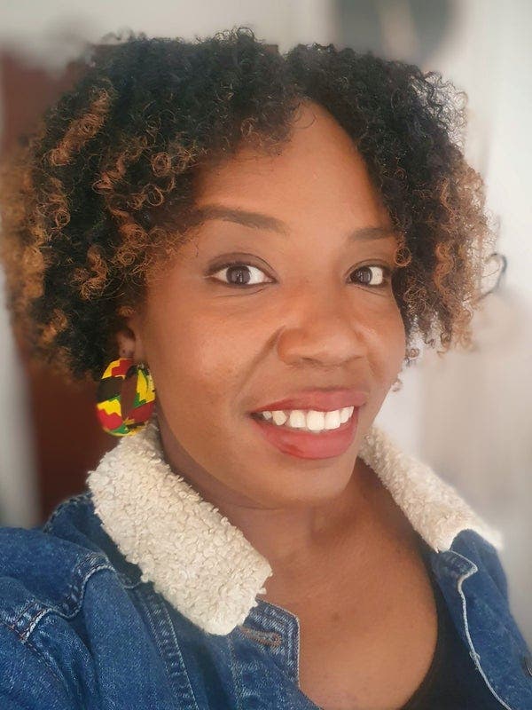 I am a professional female aged 32. I am look... Main Photo