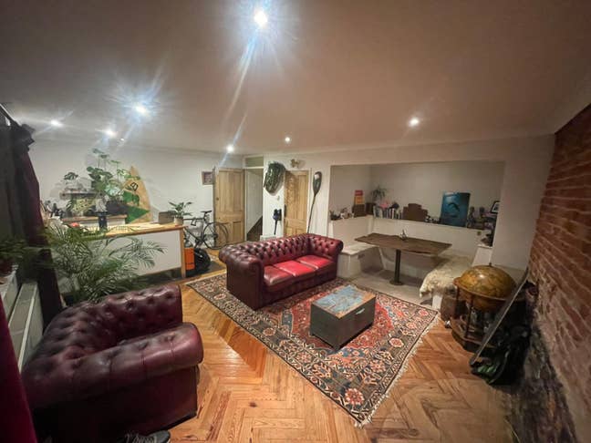 Upper st Gile - Mezzanine bedroom with en-suit  Main Photo