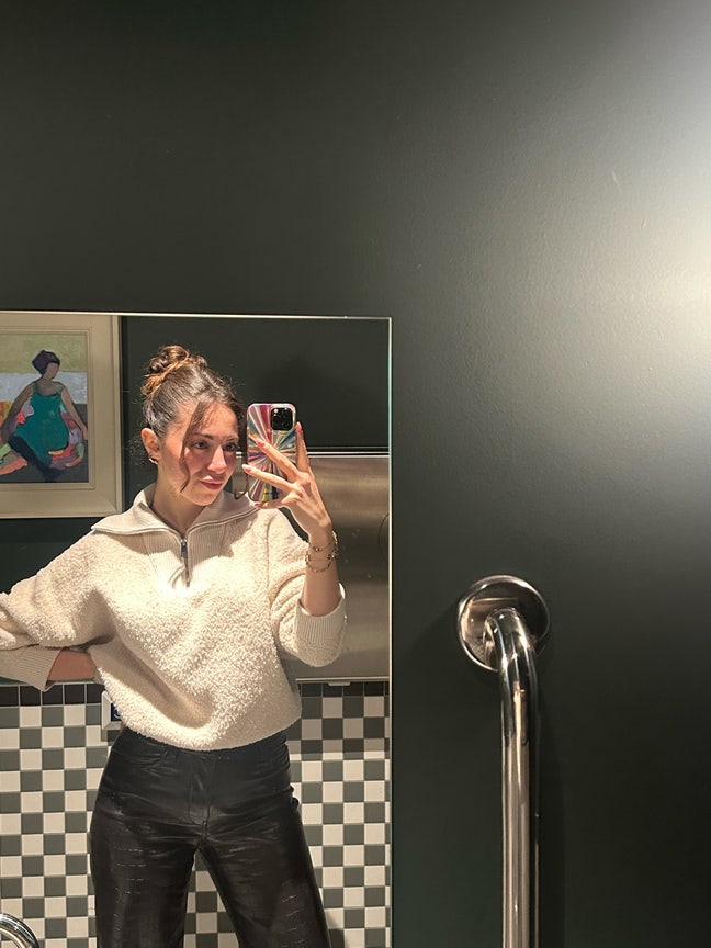 Friendly Professional Female Seeking Room! Main Photo