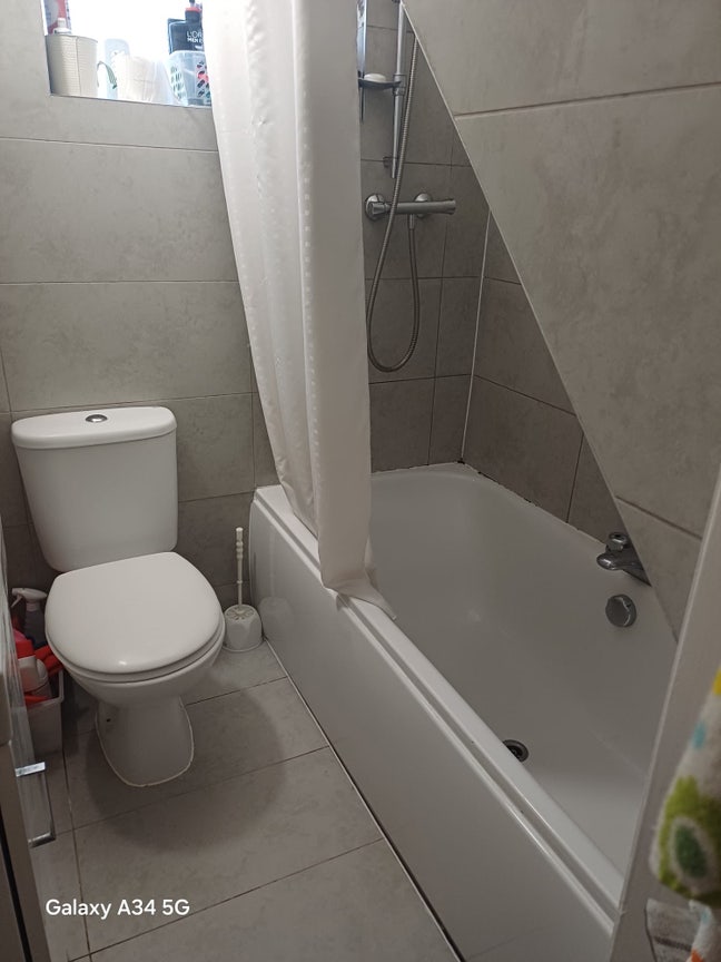 Room available at excellent location  Main Photo