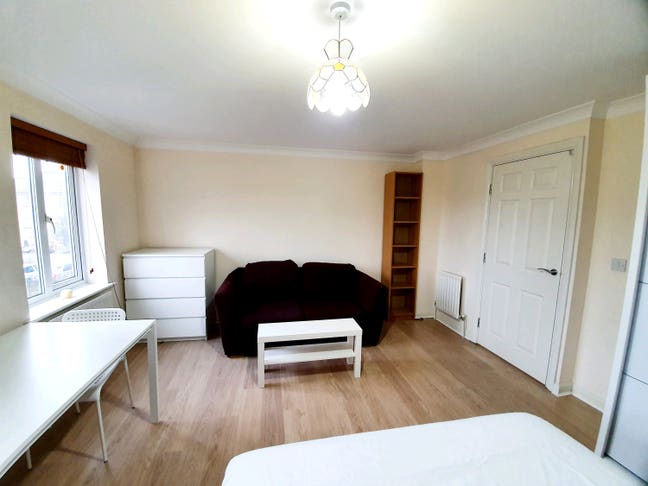 Short or long term Couple rooms avail bills incl Main Photo