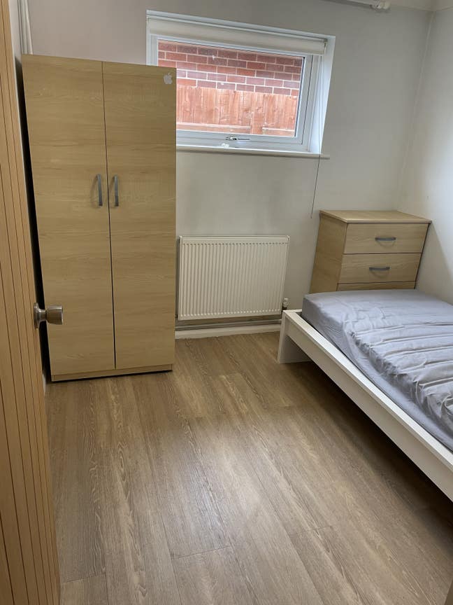 Single room available near university  Main Photo