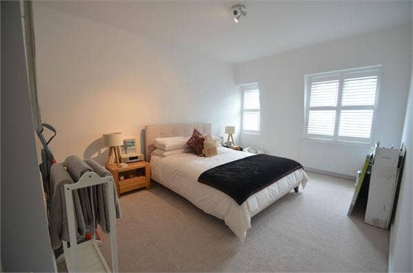 Double Room in Spacious 3-bed flat + 2 Bathrooms Main Photo